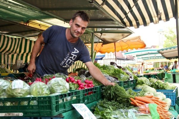 Wochenmarktvereinsvorsitzender Andreas Plass an seinem Obst- und Gemüsestand. - © Katrin Kantelberg