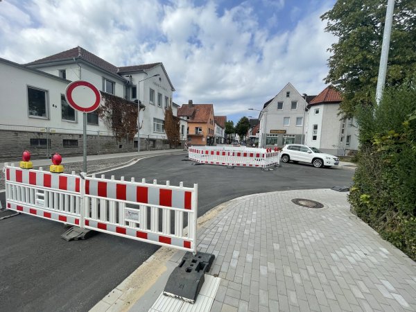 Auch wenn der neuen Kreisel an der Kreuzung Kampstraße/Mittelstraße offensichtlich schon befahrbar ist - erlaubt ist es noch nicht. Nach der Behebung eines Baufehlers gibt es nun weitere Verzögerungen. - © Silke Buhrmester