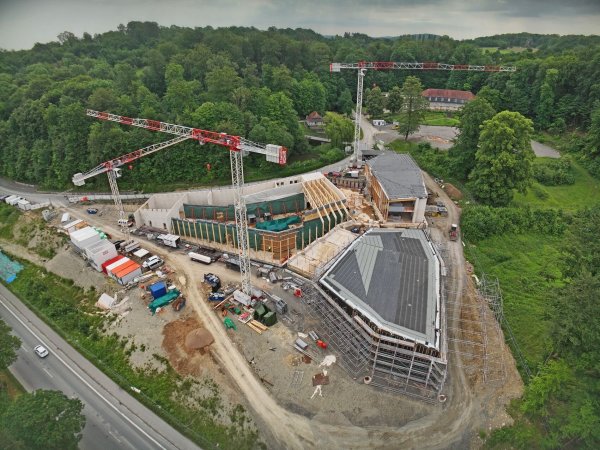 Das neue Eingangs- und Ausstellungsgebäude des LWL-Freilichtmuseums Detmold kurz vor Fertigstellung der Dachkonstruktion im Juni 2024. - © LWL/ Robin Jähne