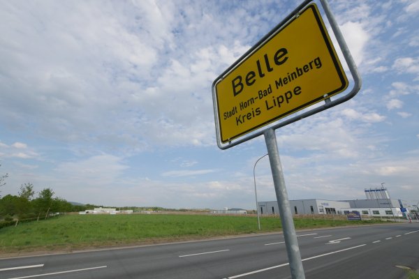 Die Baustelle des Amazon-Logistikzentrums im Industriepark Lippe bei Belle (links hinten). - © Jost Wolf