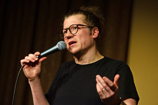 Thomas Schmidt präsentiert sein neuestes Programm "Bitter Sweet Sympathy". - © Nicole Ellerbrake