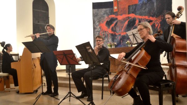 Mari Ito-Friesicke (von links), Regine Witt, Andreas Friesicke, Monika Krawulski und Klaus Ebert bezauberten mit „Frühlingshaften Musikmomenten“ in der Hedwigskapelle. Foto: Sibylle Kemna - © Sibylle Kemna