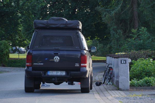 Das Mädchen fuhr auf seinem Rad, als es vom VW Amarok erfasst wurde. - © Freitag TV
