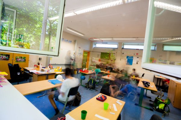 Fenster auf! Was im Sommerhalbjahr an den Schulen gut funktioniert, könnte im Herbst wieder Schwierigkeiten machen. Lemgo diskutiert daher kurz vor der Sommerpause noch über den fast flächendeckenden Einbau von Lüftungsanlagen. - © Christoph Soeder/dpa