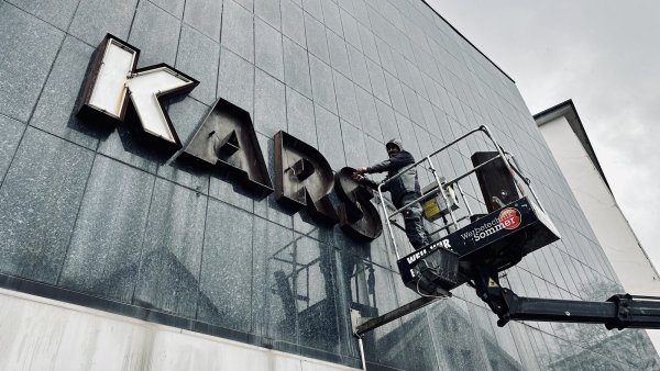 Demontage des ersten Karstadt-Schriftzugs und Einzug des Modehauses Sinn im einstigen Kaufhaus. - © Stefan Becker