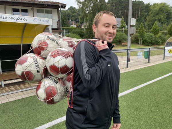 Dennis Brokmann mit Fußbällen auf dem Sportplatz an der Oerlinghauser Straße. - © Sebastian Lucas