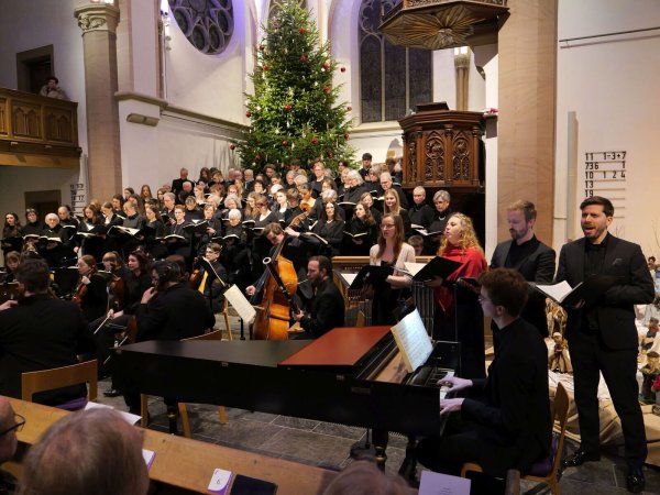 Klangpracht unterm Weihnachtsbaum: Drei Kantaten des Weihnachtsoratoriums füllen den Kirchraum mit schönsten Klängen. MIt den Solisten Sarah Proske, Sara-Florentine Milcent, Clemens Liese und Andreas Elias Post. (von links). - © Thomas Krügler