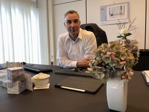 Dirk Tolkemitt in seinem Büro im Rathaus an der Rudolph-Brandes-Allee. - © Sven Kienscherf