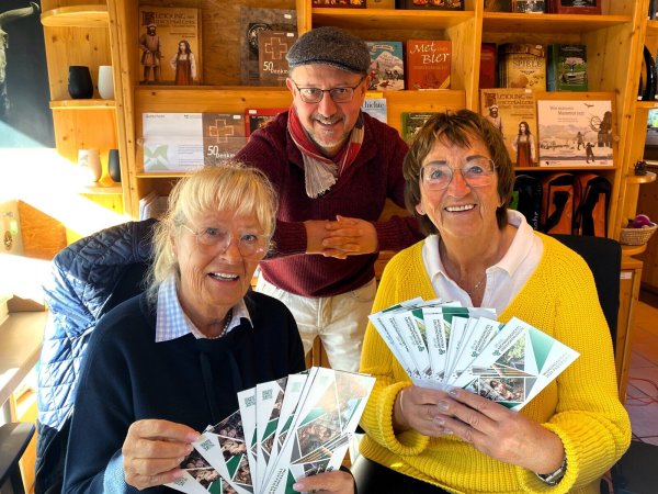 Kartenspiel mit Eintrittskarten. Symbolisch zeigen Rita Markmann (l.) und Bärbel Büker die Tickets, die sie weit über eine Million Mal in ihren 45 Arbeitsjahren verkauft haben. Museumsleiter Karl Banghard gratuliert den beiden Mitarbeiterinnen herzlich. Foto: Horst Biere - © Horst Biere