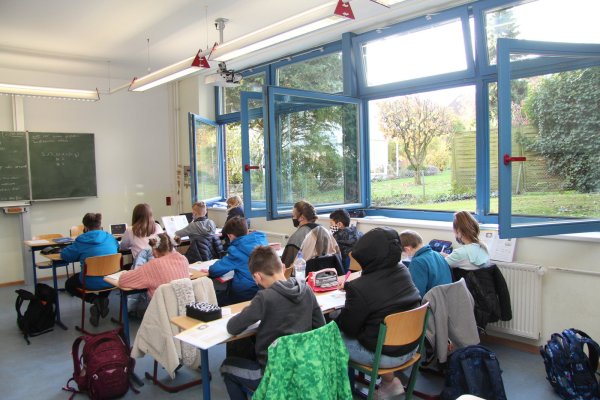 Im Stadtgymnasium Detmold wird alle 20 Minuten stoßgelüftet. In diesem Klassenraum lassen sich die Fenster komplett öffnen - eine "Luxus-Situation", wie der Schulleiter sagt. In den oberen Etagen ist vielfach nur die Kipp-Position möglich. - © Jana Beckmann