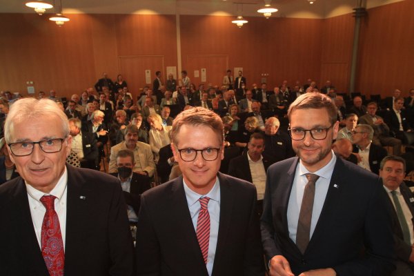 Nach zwei Jahre Pause gab es wieder einen parlamentarischen Abend: IHK-Präsident Voller Steinbach (links) und Hauptgeschäftsführer Stefan Sievers nehmen CDU-Parteivize Carsten Linnemann in ihre Mitte. - © Martin Hostert