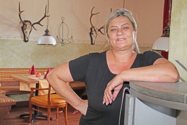 Gastronomin Lucija Thom möchte den "Jägerhof" in altbewährter Form weiterführen. - © Sandra Castrup (LZ)