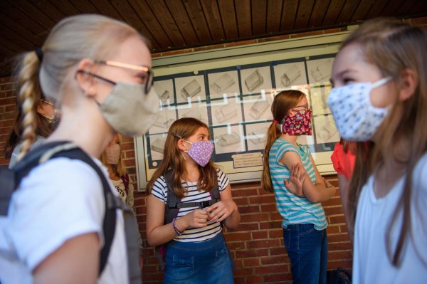 Die Schule hat begonnen – und mit ihr die Maskenpflicht für Schülerinnen und Schüler ab der fünften Klasse. - © Gregor Fischer/dpa