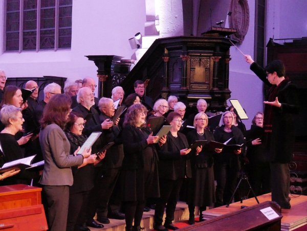 Schreie nach Licht voller Dramatik. Der Philharmonische Chor unter Leitung von Heike Scholl-Braun meistert sperrige Akkorde im Stück "Let there be light" von Charles Ives. - © Thomas Krügler