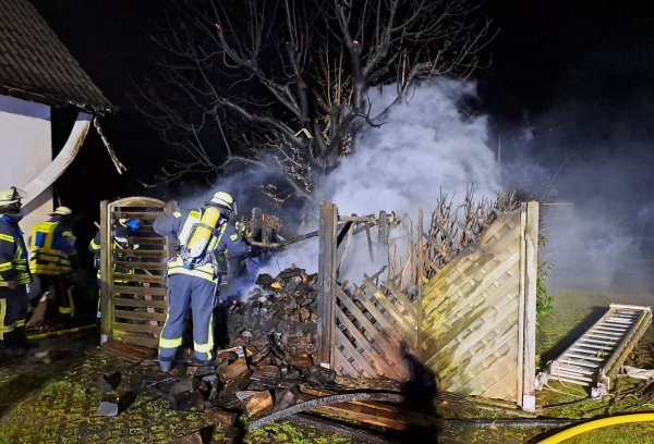 Die Gartenlaube wurde komplett zerstört. - © Freiwillige Feuerwehr Lemgo