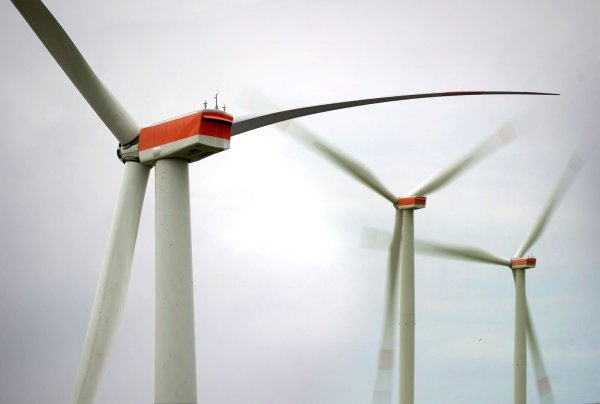 Windenergieanlagen - wie hier im Kreis Gütersloh - sollen Kommunen und Bürgern künftig in NRW mehr Geld einbringen. - © Andreas Fruecht