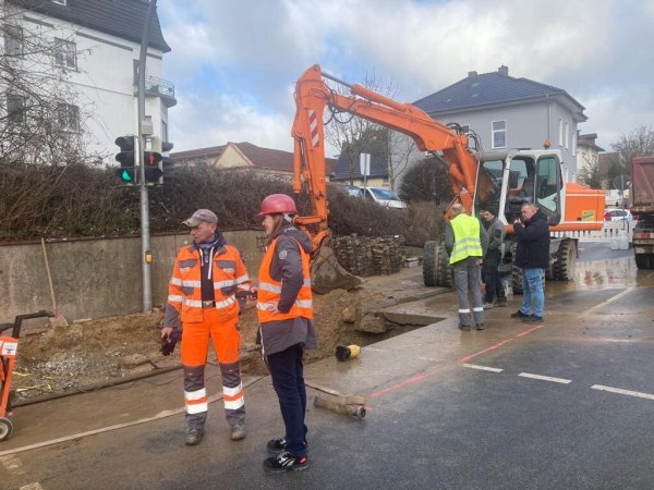 Die Reparaturen zum Rohrbruch in Herford laufen. - © Jobst Lüdeking