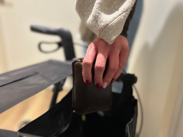Der Diebstahl im Fall der 91-jährigen Frau in einem Gütersloher Bus hat sich vermutlich wie in dieser nachgestellten Szene abgespielt. Mit einem Schal über der Hand hat die Täterin die Geldbörse aus dem Rollator entwendet. - © Christian Bröder