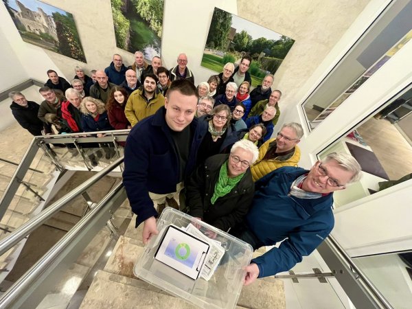 Zur Unterschriftenübergabe ins Kreishaus kamen die Initiatoren (vorne, v. r.) Hans Jürgen Wessels, Sigrid Beer und Jonas Kamrath mit Unterstützern. - © Jens Reddeker