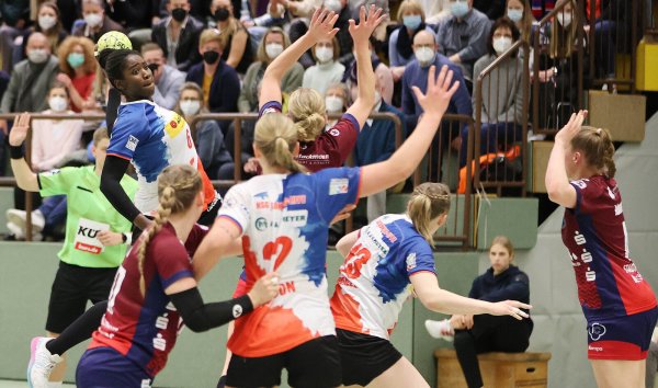 Blombergs Laetitia Quist steigt hoch und muss sich bei angezeigtem Zeitspiel den Wurf nehmen. - © Paul Cohen