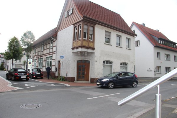 Ein Bereich zwischen Rhienstraße, Gerichtsstraße und Bergstraße soll für ein Wohnprojekt für Pflegebedürftige umgebaut werden. Das Eckhaus würde abgerissen. - © Cordula Gröne
