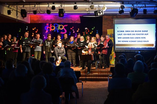 Das Mitsingkonzert des Chores "Chorios" ist ein voller Erfolg. - © Nicole Ellerbrake