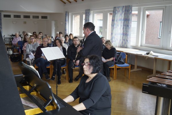 Das Archivfoto zeigt Musiklehrerin Mehri Isakova am Klavier und den Extertaler Musikschulleiter Timur Isakov an der Klarinette bei einem Lehrerkonzert im Friedrich-Winter-Haus. - © Werner Hoppe/Archivfoto