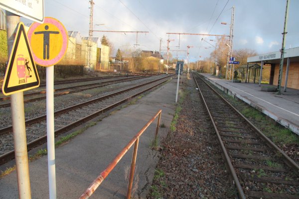 Wenn die Bahnsteige neu gemacht werden, sind auch die Tage des Mittelbahnsteiges gezählt. Er ist für heutige Anforderungen nicht breit genug. - © Dieter Asbrock