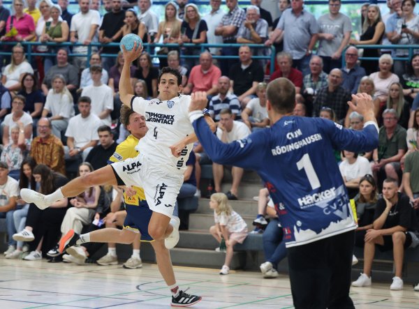Lemgos Flügelflitzer Samuel Zehnder mit Zug zum Tor. - © Paul Cohen