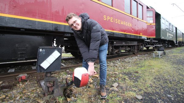 Er ist an den Schaltstellen für den Schlemmerexpress der Landeseisenbahn: Jan-Philipp Tönebön kümmert sich darum, dass bei der Fahrt am 16. März alles rundläuft. Hier fasst er fürs Foto einen Weichenhebel an. - © Jens Rademacher
