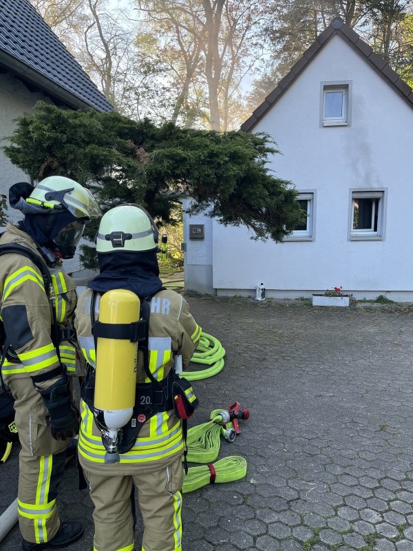 Der Sicherheitstrupp beim Brand eines Anbaus in der Straße "In der Holle". - © Feuerwehr Lage