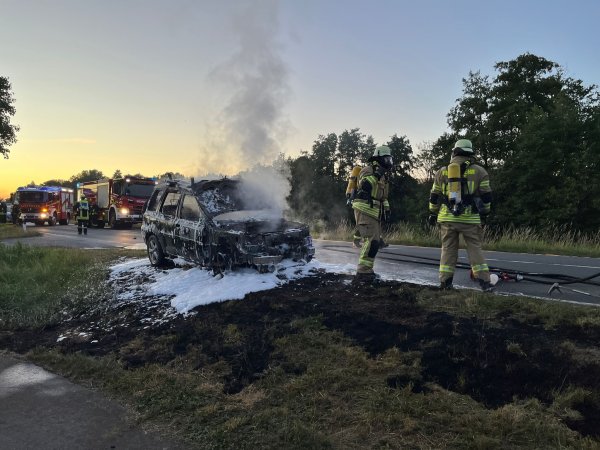 Die Feuerwehr bedeckt das Fahrzeug mit Schaum. - © Feuerwehr Lügde