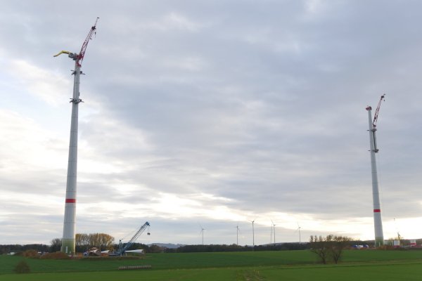 Mit Hilfe spezieller Kletterkräne ist der der Windpark Belle direkt hinter der Amazon-Baustelle errichtet worden. Dass die Windenergieanlagen inzwischen längst Strom produzieren, ist im Klimaschutzkonzept nicht erwähnt worden. - © Archivfoto: Jost Wolf