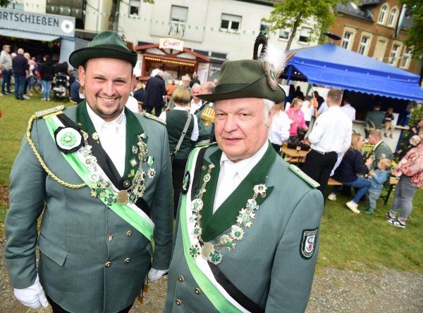 Kronprinz Fabian Pauly (links) und Zepterprinz Norbert Schade vertreten den Schützenverein Schlangen beim Schützenfest. - © Nicole Ellerbrake