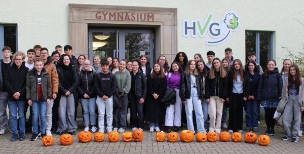 Die Austauschschüler und Schüler des HVG vor dem Blomberger Gymnasium mit ihren Kürbissen. - © Kyrill von Matuschka