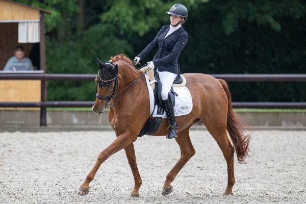 Sophie-Theres Wickenkamp startet bei den „Schuckenbaumer Outdoors" in der Dressurprüfung Klasse M* mit „Red Revolution" für den RSV St. Georg Papenhausen und wurde Lippische Meisterin. - © Egon Penner