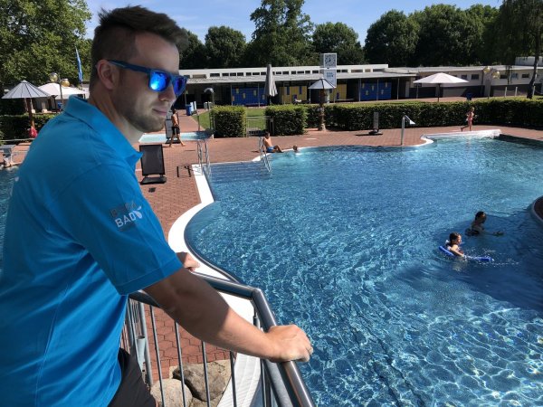 Schwimmmeister Sören Bertram hat einen Blick auf die Schwimmer. - © Sven Kienscherf