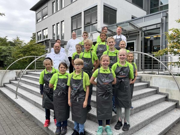 Neue Miniköche am Start: Die Neun- bis Elfjährigen werden in den nächsten zwei Jahren zu kleinen Köchen ausgebildet. - © IHK Lippe