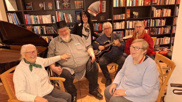 Ausgelassene Stimmung bei den „Kalletaler Kultur(t)räumen“: (von links) Hildegard Faltinski, Erzähler Lothar Schröer, Renate Langner-Mädel (Sozialer Dienst), das Musikerduo Thorsten und Claudia Kosakewitsch sowie Doris Schöngarth. - © Christina-Carolin Rempe/ Stiftung Standortsicherung