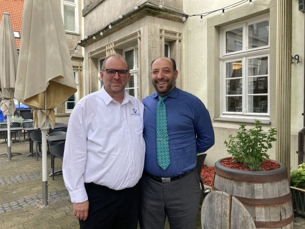 Danny de Graef (links) und Stefano Lidonnici erinnern sich gern an ihre Zeit im Hotel zum Stern zurück, heute arbeiten sie im Detmolder Hof. - © Cordula Gröne