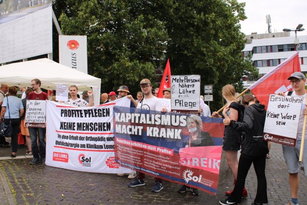 Sie kämpfen für den Erhalt der unfallchirurgischen und orthopädischen Abteilungen am Klinikum in Lemgo: Das Aktionsbündnis Klinikum Lippe befürchtet eine schlechtere medizinische Versorgung für den lippischen Norden. - © Philipp Kersten