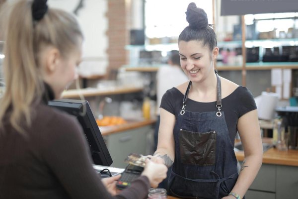 Kartenzahlung ist in vielen Restaurants und Cafés üblich. Zukünftig sollen Kunden überall die Möglichkeit haben, digital zu zahlen. - © Pexels/Andrea Piacquadio