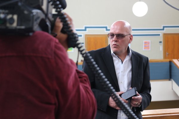 Rolf Herbrechtsmeier am Mittwochmorgen kurz vor der Verhandlung. Es ist der letzte Prozestag eines Mammutprozesses. - © Janet König