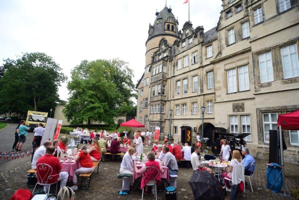 Ganz in Rot und Weiß tafeln die Gäste vor dem Detmolder Schloss. - © Nicole Ellerbrake