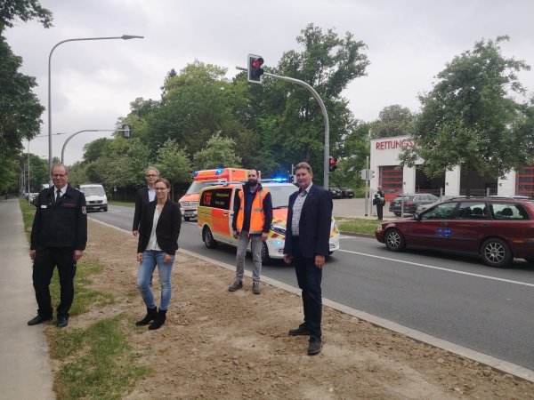Noch schneller im Einsatz: Achim Reineke, Teamleiter Rettungsdienst beim Kreis Lippe, Thomas Hilker, Fachgebietsleiter Planung und Inframanagement beim Eigenbetrieb Straßen des Kreises, Katharina Medina, Projektleiterin beim Eigenbetrieb Straßen, Stephan Runte von der Firma Stührenberg sowie Jürgen Berghahn, Mitglied des Landtags NRW (von links) geben die neue Ampelanlage an der Rettungswache in Lemgo offiziell frei. - © Yannick Sonntag