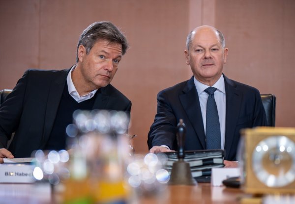 Bundeskanzler Olaf Scholz (SPD) mit Grünen-Chef Robert Habeck im Bundeskabinett: Einige Gesetzespakete kommen doch noch vor der Neuwahl. - © picture alliance/dpa
