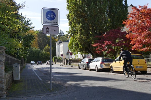 Mit der Ausweisung von Fahrradstraßen - wie hier in der Gartenstraße - möchte die Stadt Detmold die Verkehrswende voran bringen. Langfristig müssen Straßen dafür auch umgebaut werden. - © Archivfoto: Jost Wolf