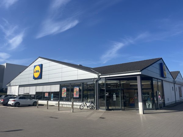 Gleich zweimal ist im Jahr 2022 im LIDL-Markt an der Anne-Frank-Straße in Detmold eingebrochen worden. Mehr als 10.000 Euro sind damals erbeutet worden. Aber wer ist verantwortlich? Diese Frage konnte auch das Schöffengericht vor dem Amtsgericht Detmold nicht klären. - © Nina Schröder