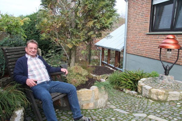 Ganz entspannt im Garten: Der erlernte Beruf des Gärtners schlägt bei Heinrich Georg Schneider immer noch durch. Fast frei von politischen Verpflichtungen, kann er von verschiedenen Sitzecken aus auf eine ausgedehnte Teichlandschaft und etliche Beete blicken. - © Dieter Asbrock