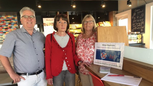 Dr. Johann Malcher (von links), Christine Pons und Regina Suett sammeln Unterschriften in der Bäckerei Wiebusch an der Bielefelder Straße. - © Sven Kienscherf